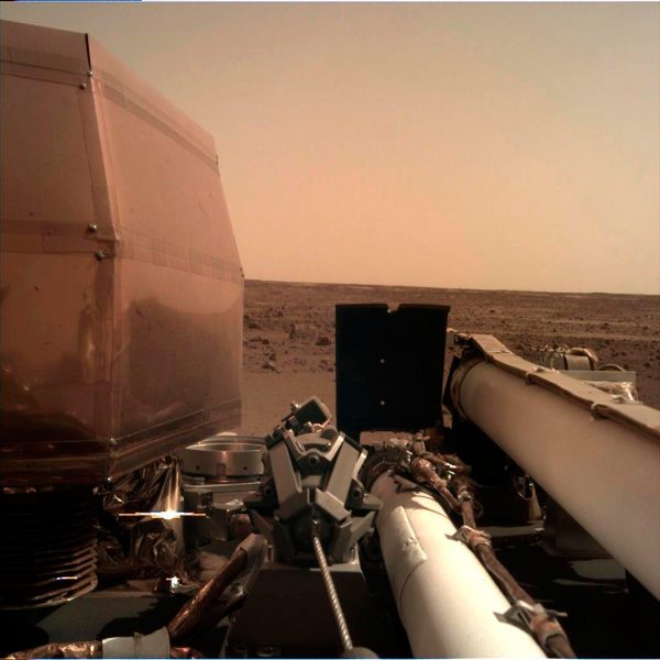 Voici la 1ère image envoyée par Insight après son atterrissage. Devant la sonde, on aperçoit donc le sol de Mars. 