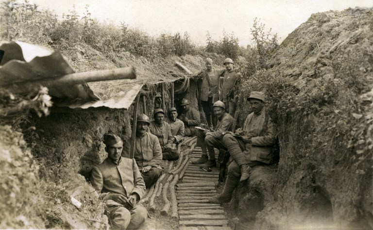 Premiere guerre mondiale 1914-1918 (1914 , 1918 , 14-18) : groupe de soldats francais dans une tranchee de reserve. Photographie envoyee par un soldat depuis le front en 1916. Sur ce cliche, trois des militaires tiennent en main un carnet, l'un d'eux est en train d'ecrire - correspondance, cigarette, vie dans les tranchees- ©Gusman/Leemage