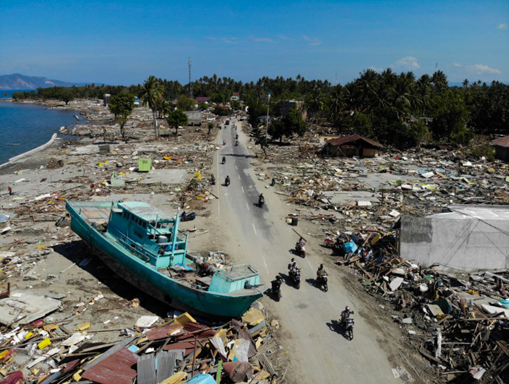 Un bateau s’est échoué parmi les décombres de la ville de Palu, sur l’île de Célèbes, en Indonésie, un pays d’Asie (© JEWEL SAMAD / AFP)