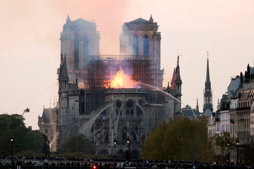 Cette photo, prise le 15 avril, montre le feu qui a pris au sommet de la cathédrale, où se trouvent des échafaudages. (© Michel Stoupak / NurPhoto / AFP)